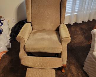 Ladies recliner in excellent shape. 