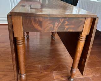 Beautiful American Sheraton gate leg table - single board drop sides. 