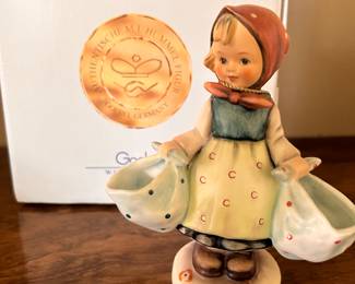 Goebel Hummel Figurine Markt-Crystel Mother’s Darling with box 
