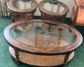 matching set of vintage end tables and coffee table, with two matching lamps on top.