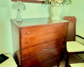 This Bassett MCM dresser matches the dresser in the prior pic.