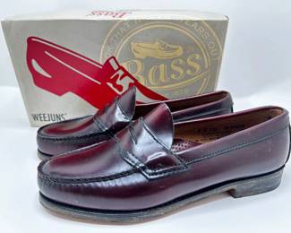New In Box Vintage Men's Bass Penny Weejun Shoes, Size 9 In Original Box
Lot #: 53