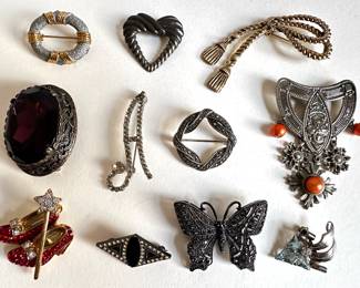 11 Vintage Brooch Pins
Lot #: 20