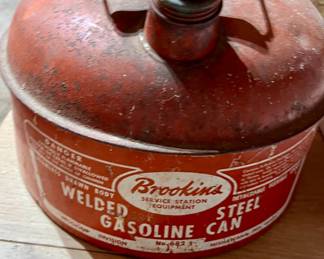 Metal gas can