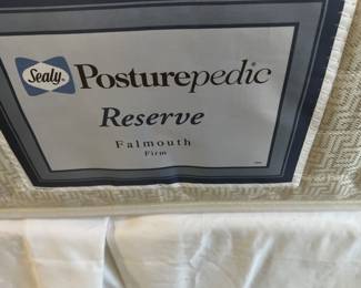 Queen size boxspring and mattress Sealy posturepedic reserve like new