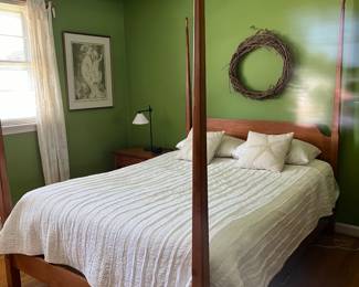 Early American style pedestal bed queen size