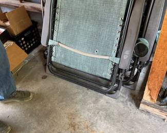 Folding lounge chairs