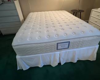 Queen size box spring and mattress like new 
Sealy Posturpedic