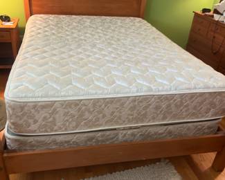 Queen size boxspring and mattress like new 
