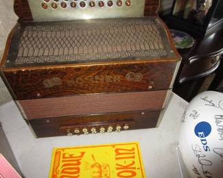 Vintage/antique accordian