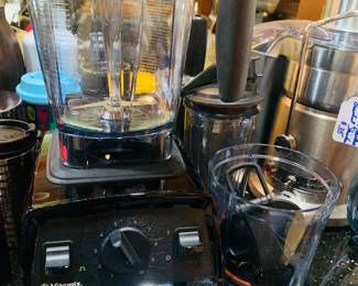 Vitamin juicer with many accessories 