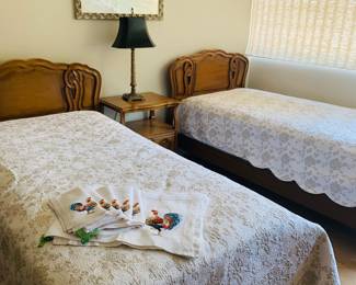 twin beds and notice the gorgeous set of ten linen napkins and placemats with Roosters