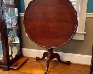 Chippendale Style Mahogany Pie Crust Tilt Top Table