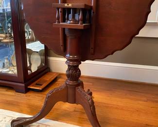 Chippendale Style Mahogany Pie Crust Tilt Top Table