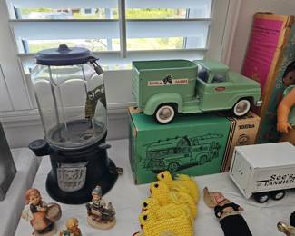 Vintage toys, dolls, vending 