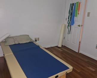 Structural body work table with bands & head rest.