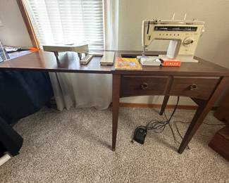 Singer Stylist 534 Sewing Machine and Cabinet