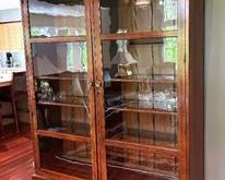 Elegant Hendredon Double Door Glass Front Display Cabinet 