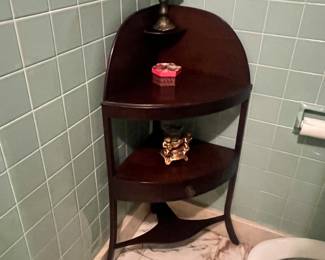 Yes, I should’ve shut the lid😫
Lovely corner two shelf what not holder 