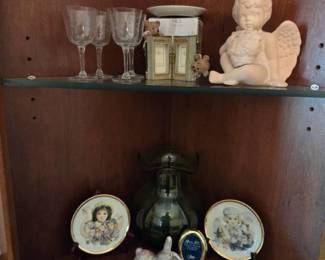 Lot of Shelf Decor "Field of Lavender Plate" " Sia Collection Bears on a Book" "Green Glass Vase"