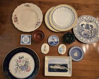 Lot of Ceramic Decor "Mount Vernon the House of George Washington", "Century by Salem Warranted 23 Karat", " A Good Mother Makes a Happy Home", " Peter Rabit"