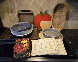 Lot of Kitchen Must Haves (Baking Pans, Cutting Boards, Potholders, Cookie Sheets, Serving Dishes)