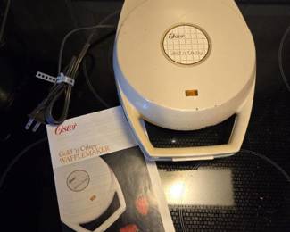 White Oster Gold' n Crispy Waffle Maker