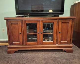 Entertainment Cabinet with interchangeable Door Fronts