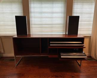Vintage Bang and Olufsen Jacob Jensen media cabinet with Beomaster 2400 receiver, Beogram 3404 turntable and 2 Beivox speakers in excellent condition. 