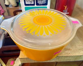 Pyrex DAISY  bright yellow Casserole Dish and Lid Set of 3
