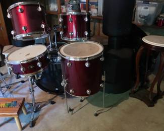 45                   Pacific  drum  set       Set  also  has    ZILDJIAN cymbals 
Price  is     300.00