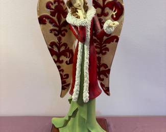 Nice selection of decorative pieces 