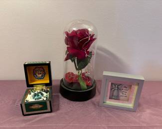 Nice selection of decorative pieces 