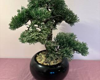 Nice selection of decorative pieces 