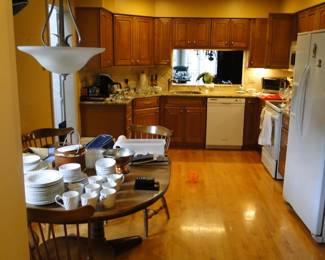 The kitchen is just waiting for you, and we are waiting to organize the kitchen
