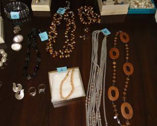Very nice collection of jewelry items