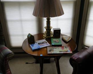 This round table actually has two drop down sides, it is really remarkable