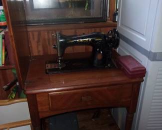 SINGER Sewing Machine in Cabinet