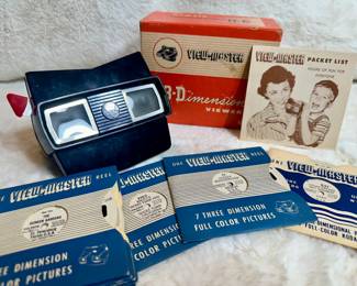 Vintage 1942 3-D View-Master in original box with instructions and original reels. 