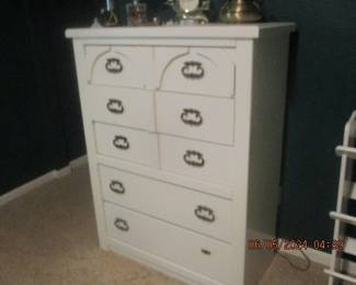 Nice Chest of drawers (missing handle on bottom)