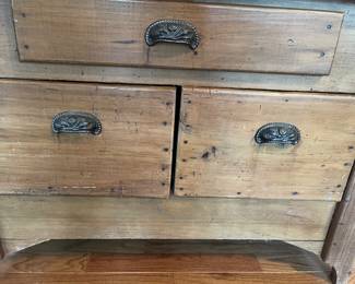 Look as the lovely drawer pulls on this piece.