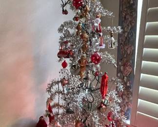 Vintage Aluminum tree with color wheel.