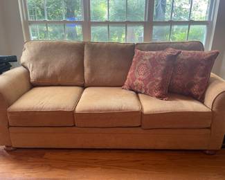 Very nice Haverty's 3 seater sofa in a nice neutral color.