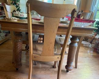Lovely dining room table with 4 chairs
