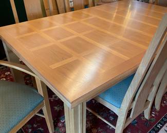 Like new, excellent condition solid white oak wood, Thomasville American Revival Collection. dining table The table also comes with a table cover