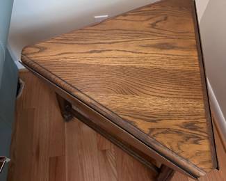 A Brandt Ranch Oak drop leaf end table, side table 