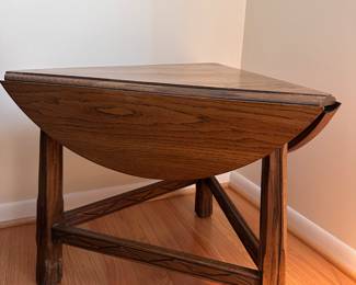 A Brandt Ranch Oak drop leaf end table, side table 