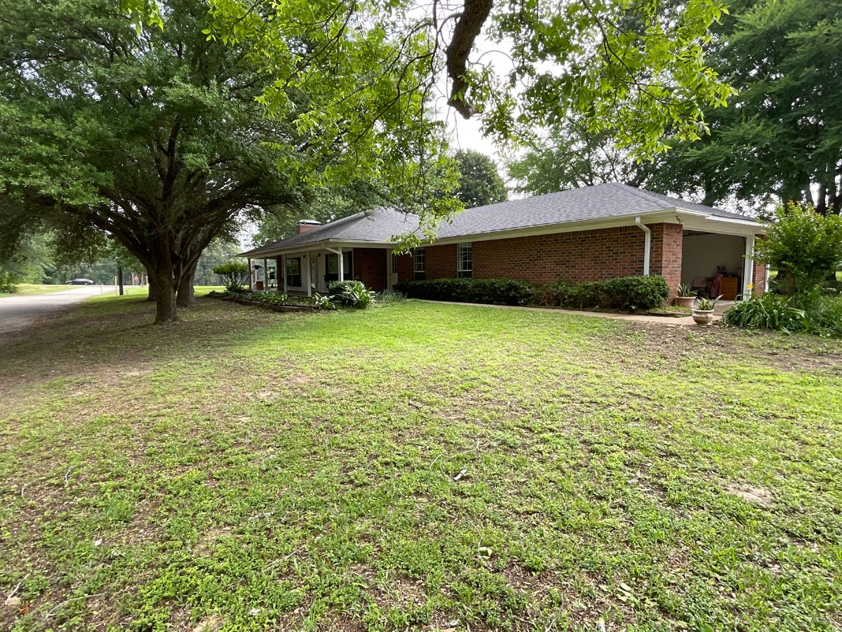 Estate Sale includes House in Winona, TX starts on 6/7/2024