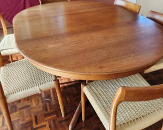 Vintage MCM/Danish Modern Dining Table w/Leafs and 8 MCM/Danish Modern Chairs...oh, yeah! Highly Collectible!