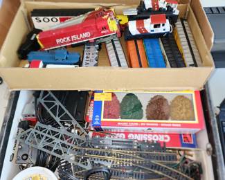 Train goes around a Christmas tree